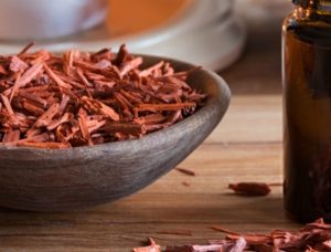 Uso del sándalo en perfumería.